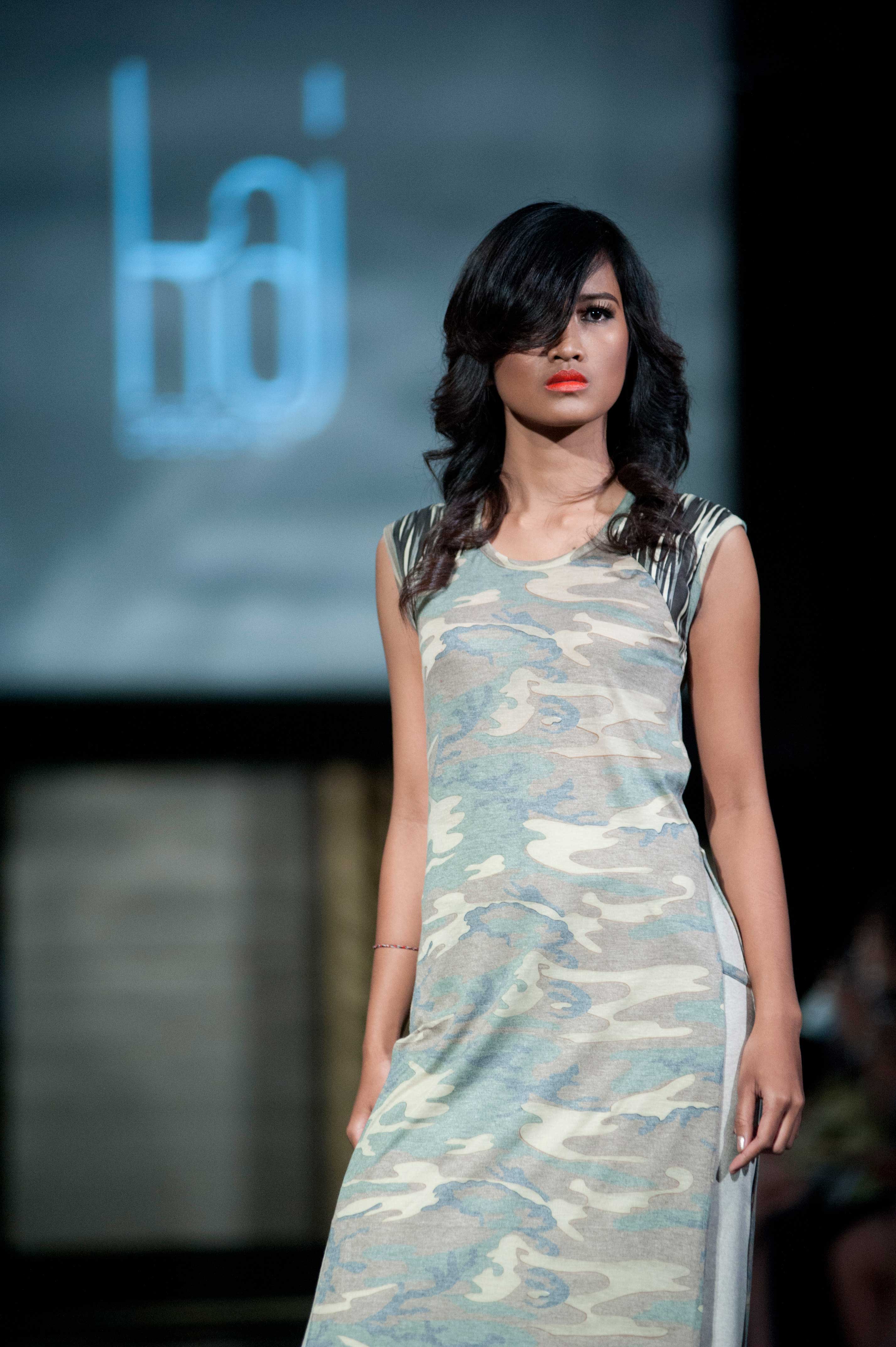 Kaj’s trendsetting camo raglan tunic with daring waist-high side slits, of the Tribu Sauvage resort collection, on the runway at the 2013 Fashion Festival Bali at the Stones Hotel, a Marriott Autograph Collection hotel. Also featured is Kaj’s faux-pocket maxi skirt. Photo courtesy Anggara Mahendra.